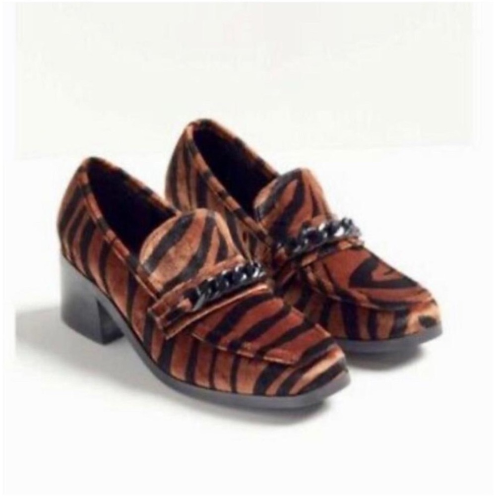 Urban Outfitters Velvet Loafers Animal Print
Black Chain 2.25" Heel